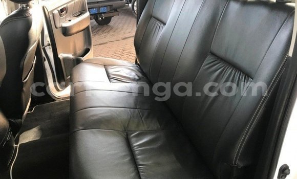 Nunua Ilio tumika Toyota Hilux White Gari ndani ya Manzini nchini Manzini Nunua Ilio tumika Toyota Hilux White Gari ndani ya Manzini nchini Manzini