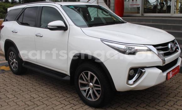 Nunua Ilio tumika Toyota Fortuner White Gari ndani ya Bhunya nchini Manzini