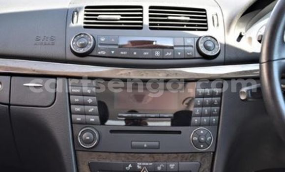 Nunua Ilio tumika Mercedes-Benz E-Classe Silver Gari ndani ya Big Bend nchini Wilaya ya Lubombo Nunua Ilio tumika Mercedes-Benz E-Classe Silver Gari ndani ya Big Bend nchini Wilaya ya Lubombo