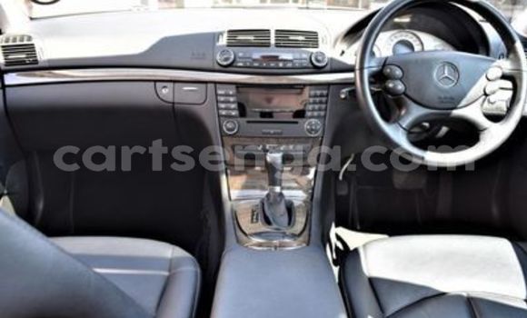 Nunua Ilio tumika Mercedes-Benz E-Classe Silver Gari ndani ya Big Bend nchini Wilaya ya Lubombo Nunua Ilio tumika Mercedes-Benz E-Classe Silver Gari ndani ya Big Bend nchini Wilaya ya Lubombo