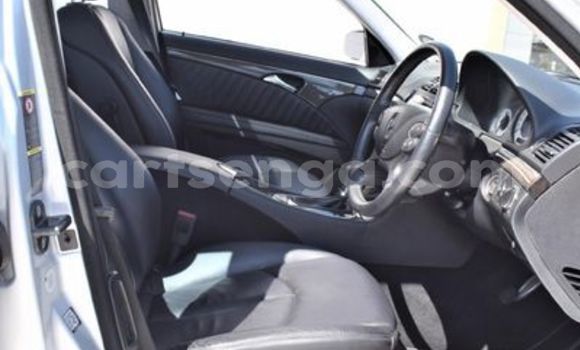 Nunua Ilio tumika Mercedes-Benz E-Classe Silver Gari ndani ya Big Bend nchini Wilaya ya Lubombo Nunua Ilio tumika Mercedes-Benz E-Classe Silver Gari ndani ya Big Bend nchini Wilaya ya Lubombo