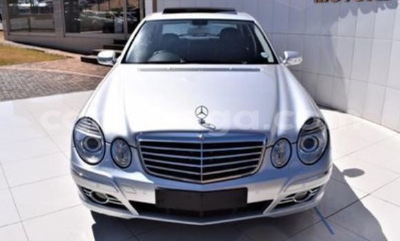 Nunua Ilio tumika Mercedes-Benz E-Classe Silver Gari ndani ya Big Bend nchini Wilaya ya Lubombo Nunua Ilio tumika Mercedes-Benz E-Classe Silver Gari ndani ya Big Bend nchini Wilaya ya Lubombo