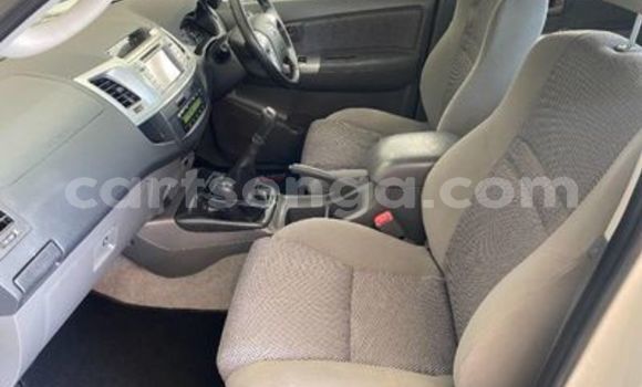 Nunua Ilio tumika Toyota Hilux White Gari ndani ya Ezulwini nchini Hhohho Nunua Ilio tumika Toyota Hilux White Gari ndani ya Ezulwini nchini Hhohho