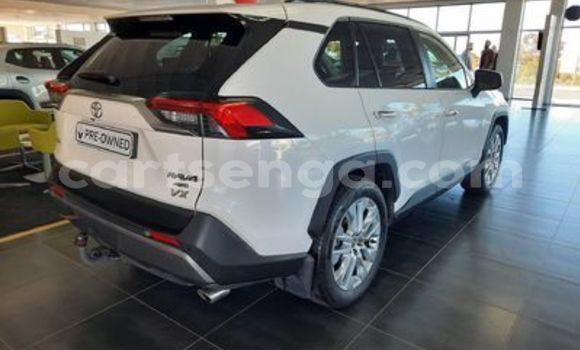 Nunua Ilio tumika Toyota RAV4 White Gari ndani ya Ezulwini nchini Hhohho Nunua Ilio tumika Toyota RAV4 White Gari ndani ya Ezulwini nchini Hhohho