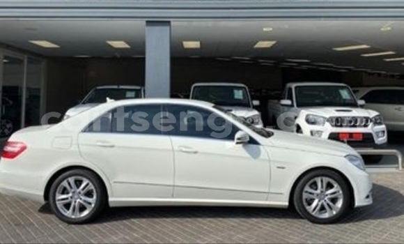 Nunua Ilio tumika Mercedes-Benz E-Classe White Gari ndani ya Ezulwini nchini Hhohho Nunua Ilio tumika Mercedes-Benz E-Classe White Gari ndani ya Ezulwini nchini Hhohho