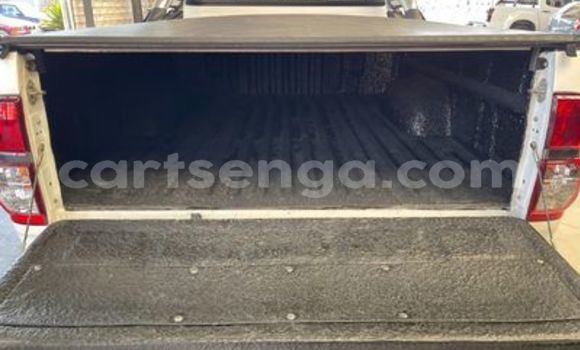 Buy Used Toyota Hilux White Car in Ezulwini in Hhohho Buy Used Toyota Hilux White Car in Ezulwini in Hhohho