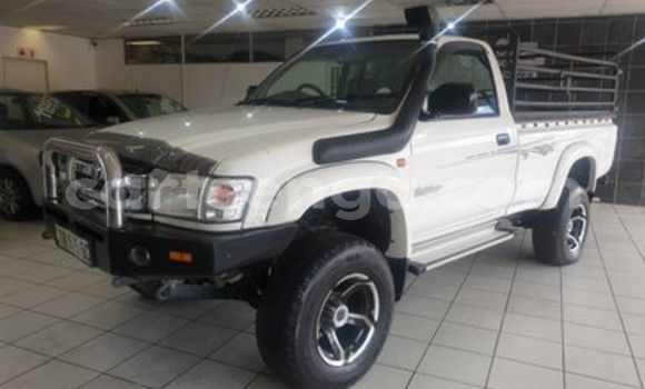 Nunua Ilio tumika Toyota Hilux White Gari ndani ya Ezulwini nchini Hhohho