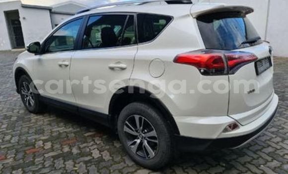 Nunua Ilio tumika Toyota RAV4 White Gari ndani ya Ezulwini nchini Hhohho Nunua Ilio tumika Toyota RAV4 White Gari ndani ya Ezulwini nchini Hhohho