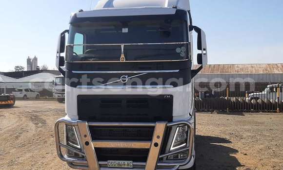 Nunua Ilio tumika Volvo 440 White Gari ndani ya Ezulwini nchini Hhohho Nunua Ilio tumika Volvo 440 White Gari ndani ya Ezulwini nchini Hhohho