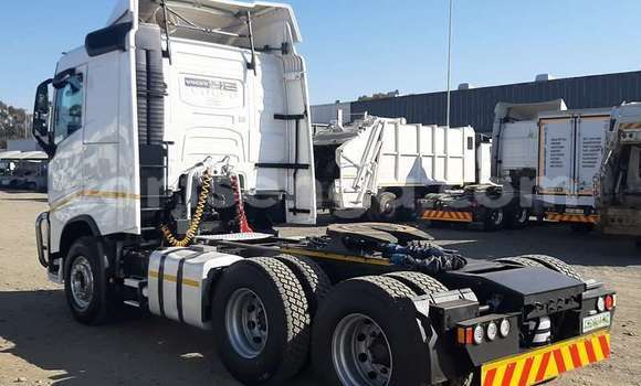 Nunua Ilio tumika Volvo 440 White Gari ndani ya Ezulwini nchini Hhohho Nunua Ilio tumika Volvo 440 White Gari ndani ya Ezulwini nchini Hhohho