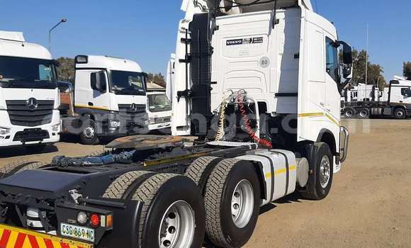 Nunua Ilio tumika Volvo 440 White Gari ndani ya Ezulwini nchini Hhohho Nunua Ilio tumika Volvo 440 White Gari ndani ya Ezulwini nchini Hhohho