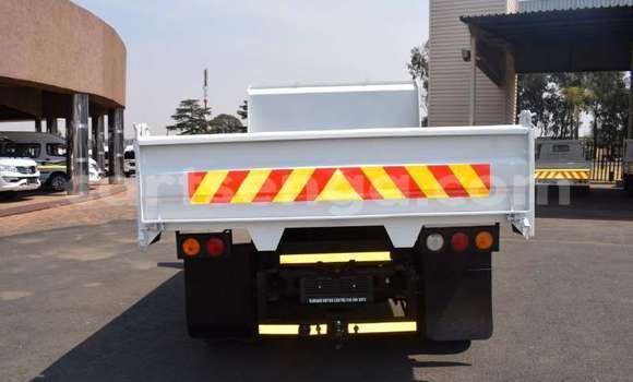 Buy Used Isuzu Trooper White Car in Ezulwini in Hhohho Buy Used Isuzu Trooper White Car in Ezulwini in Hhohho