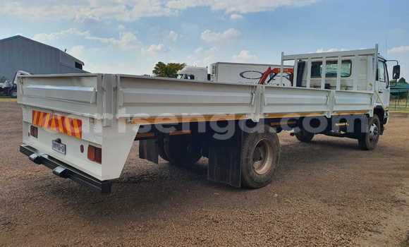 Acheter Occasion Utilitaire Nissan UD Blanc à Big Bend, Lubombo District Acheter Occasion Utilitaire Nissan UD Blanc à Big Bend, Lubombo District