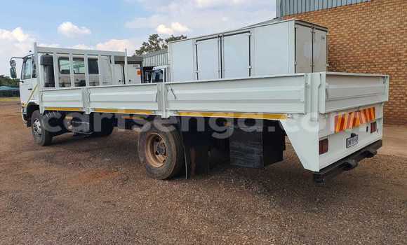 Acheter Occasion Utilitaire Nissan UD Blanc à Big Bend, Lubombo District Acheter Occasion Utilitaire Nissan UD Blanc à Big Bend, Lubombo District