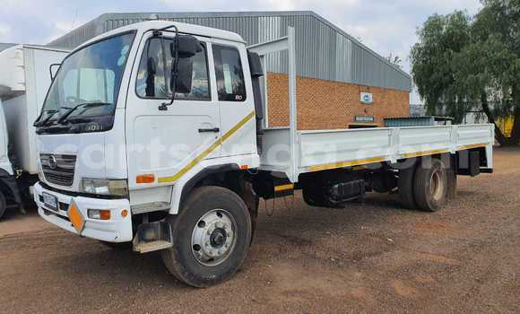 Acheter Occasion Utilitaire Nissan UD Blanc à Big Bend, Lubombo District Acheter Occasion Utilitaire Nissan UD Blanc à Big Bend, Lubombo District