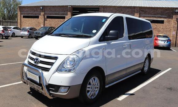 Nunua Ilio tumika Hyundai H1 White Gari ndani ya Mbabane nchini Manzini