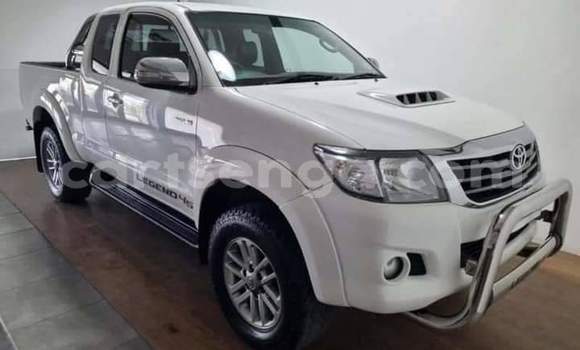Nunua Ilio tumika Toyota Hilux White Gari ndani ya Ezulwini nchini Hhohho