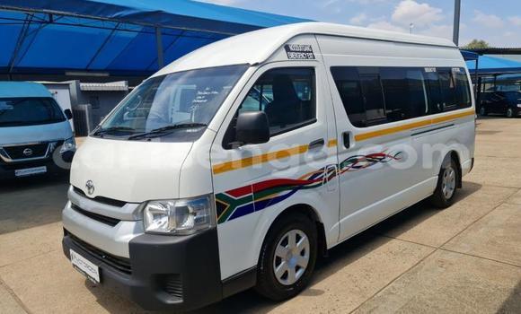 Nunua Ilio tumika Toyota Hiace White Gari ndani ya Ezulwini nchini Hhohho