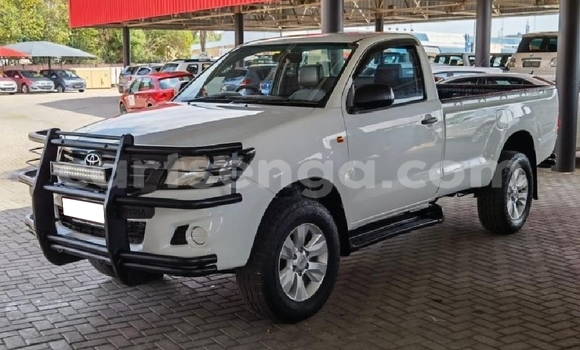 Nunua Ilio tumika Toyota Hilux White Gari ndani ya Big Bend nchini Lubombo