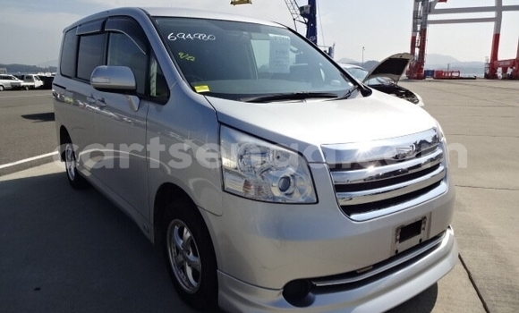 Nunua Ilio tumika Toyota Noah Silver Gari ndani ya Big Bend nchini Wilaya ya Lubombo Nunua Ilio tumika Toyota Noah Silver Gari ndani ya Big Bend nchini Wilaya ya Lubombo