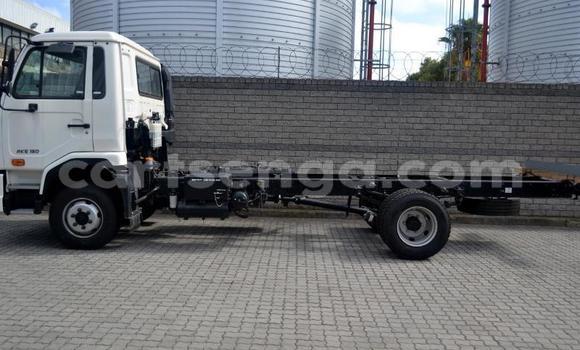 Nunua Ilio tumika Nissan UD White Lori ndani ya Big Bend nchini Lubombo Nunua Ilio tumika Nissan UD White Lori ndani ya Big Bend nchini Lubombo