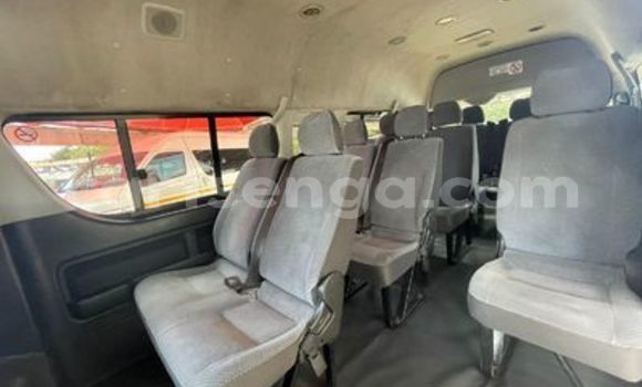 Buy Used Toyota Hiace White Car in Ezulwini in Hhohho Buy Used Toyota Hiace White Car in Ezulwini in Hhohho