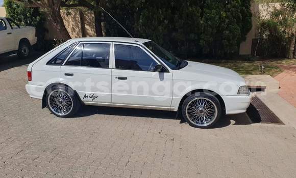Nunua Ilio tumika Mazda 323 White Gari ndani ya Mbabane nchini Manzini Nunua Ilio tumika Mazda 323 White Gari ndani ya Mbabane nchini Manzini