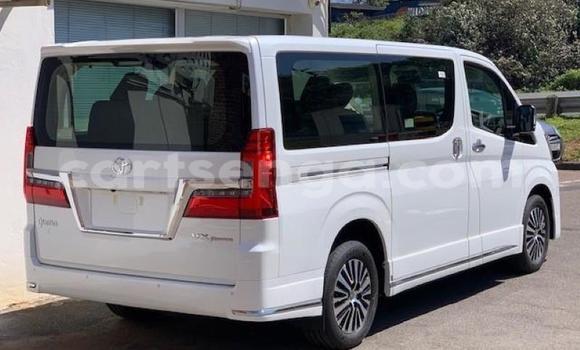 Buy Used Toyota Commuter White Car in Mbabane in Manzini Buy Used Toyota Commuter White Car in Mbabane in Manzini