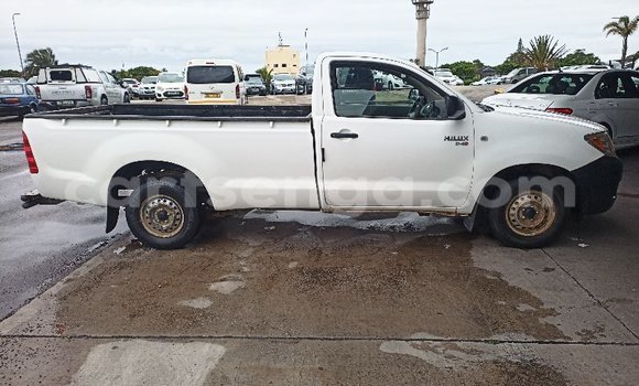 Nunua Ilio tumika Toyota Hilux White Gari ndani ya Manzini nchini Manzini Nunua Ilio tumika Toyota Hilux White Gari ndani ya Manzini nchini Manzini