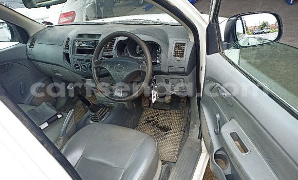 Nunua Ilio tumika Toyota Hilux White Gari ndani ya Manzini nchini Manzini Nunua Ilio tumika Toyota Hilux White Gari ndani ya Manzini nchini Manzini