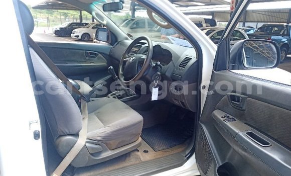 Nunua Ilio tumika Toyota Hilux White Gari ndani ya Manzini nchini Manzini Nunua Ilio tumika Toyota Hilux White Gari ndani ya Manzini nchini Manzini