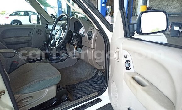 Nunua Ilio tumika Jeep Cherokee White Gari ndani ya Manzini nchini Manzini Nunua Ilio tumika Jeep Cherokee White Gari ndani ya Manzini nchini Manzini
