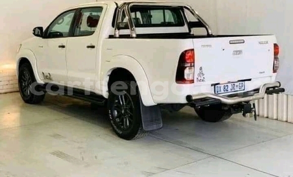 Nunua Ilio tumika Toyota Hilux White Gari ndani ya Ngwenya nchini Hhohho Nunua Ilio tumika Toyota Hilux White Gari ndani ya Ngwenya nchini Hhohho