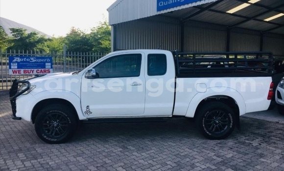 Buy Used Toyota Hilux White Car in Ezulwini in Hhohho Buy Used Toyota Hilux White Car in Ezulwini in Hhohho