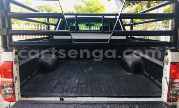 Buy Used Toyota Hilux White Car in Ezulwini in Hhohho Buy Used Toyota Hilux White Car in Ezulwini in Hhohho