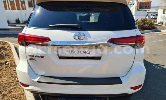 Nunua Ilio tumika Toyota Fortuner White Gari ndani ya Ezulwini nchini Hhohho Nunua Ilio tumika Toyota Fortuner White Gari ndani ya Ezulwini nchini Hhohho