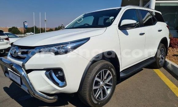 Nunua Ilio tumika Toyota Fortuner White Gari ndani ya Ezulwini nchini Hhohho Nunua Ilio tumika Toyota Fortuner White Gari ndani ya Ezulwini nchini Hhohho