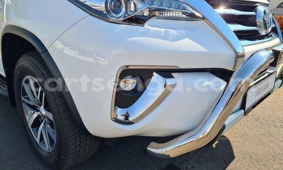 Nunua Ilio tumika Toyota Fortuner White Gari ndani ya Ezulwini nchini Hhohho Nunua Ilio tumika Toyota Fortuner White Gari ndani ya Ezulwini nchini Hhohho