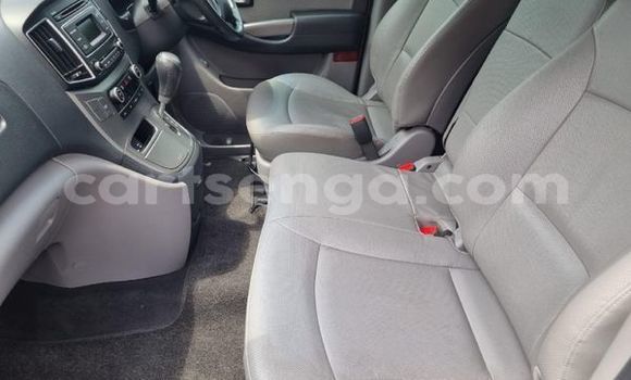 Buy Used Hyundai H1 White Car in Ezulwini in Hhohho Buy Used Hyundai H1 White Car in Ezulwini in Hhohho