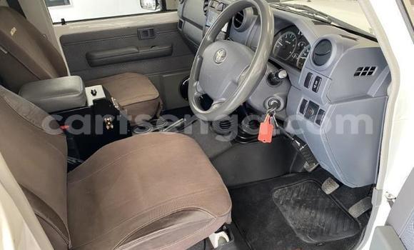 Buy Used Toyota Land Cruiser White Car in Ezulwini in Hhohho Buy Used Toyota Land Cruiser White Car in Ezulwini in Hhohho