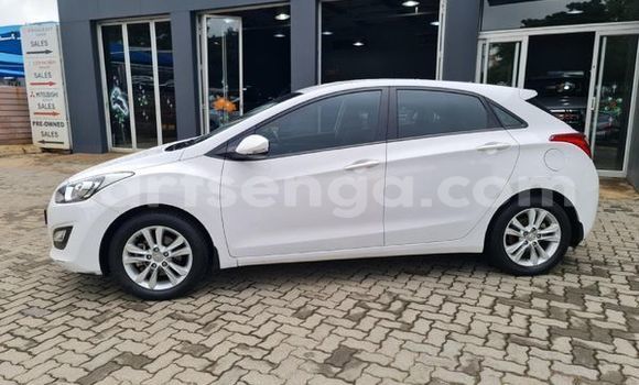 Nunua Ilio tumika Hyundai i20 White Gari ndani ya Ezulwini nchini Hhohho Nunua Ilio tumika Hyundai i20 White Gari ndani ya Ezulwini nchini Hhohho