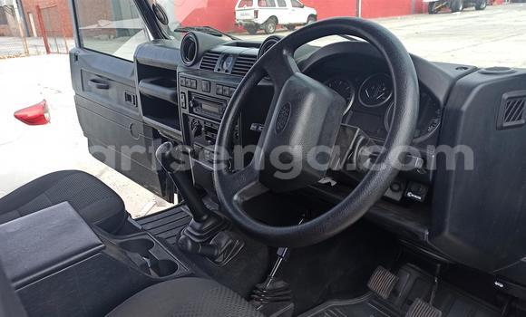 Nunua Ilio tumika Land Rover Defender Silver Gari ndani ya Ezulwini nchini Hhohho Nunua Ilio tumika Land Rover Defender Silver Gari ndani ya Ezulwini nchini Hhohho