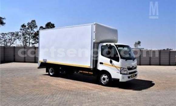 Nunua Ilio tumika Hino 300 Series White Lori ndani ya Mbabane nchini Manzini Nunua Ilio tumika Hino 300 Series White Lori ndani ya Mbabane nchini Manzini