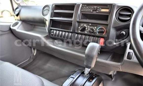 Nunua Ilio tumika Hino 300 Series White Lori ndani ya Mbabane nchini Manzini Nunua Ilio tumika Hino 300 Series White Lori ndani ya Mbabane nchini Manzini