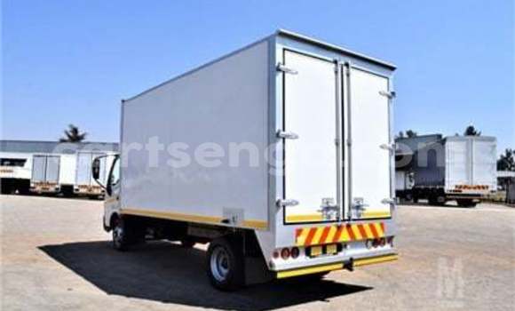 Nunua Ilio tumika Hino 300 Series White Lori ndani ya Mbabane nchini Manzini Nunua Ilio tumika Hino 300 Series White Lori ndani ya Mbabane nchini Manzini