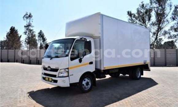 Nunua Ilio tumika Hino 300 Series White Lori ndani ya Mbabane nchini Manzini Nunua Ilio tumika Hino 300 Series White Lori ndani ya Mbabane nchini Manzini