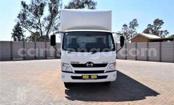 Nunua Ilio tumika Hino 300 Series White Lori ndani ya Mbabane nchini Manzini Nunua Ilio tumika Hino 300 Series White Lori ndani ya Mbabane nchini Manzini