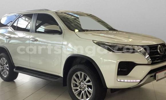 Nunua Ilio tumika Toyota Fortuner White Gari ndani ya Manzini nchini Manzini