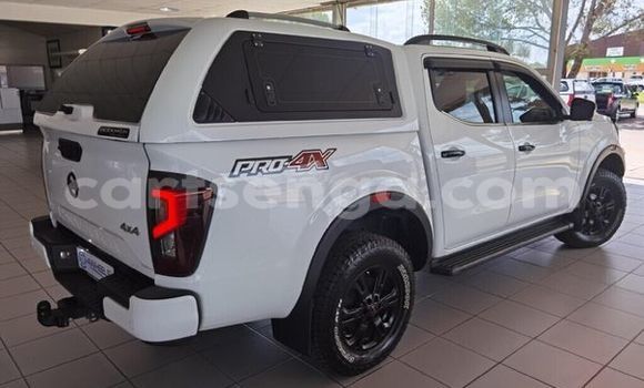 Nunua Ilio tumika Nissan Navara White Gari ndani ya Ezulwini nchini Hhohho