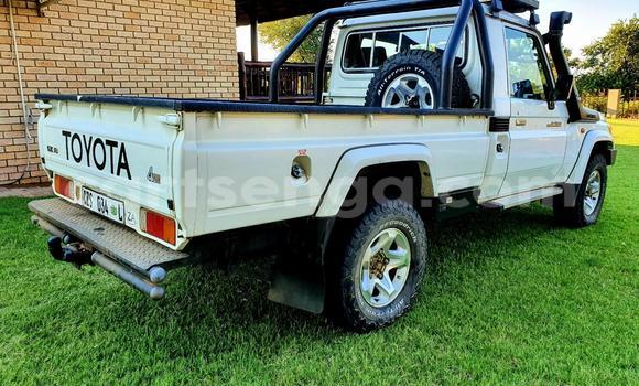 Nunua Ilio tumika Toyota Land Cruiser Silver Gari ndani ya Ezulwini nchini Hhohho